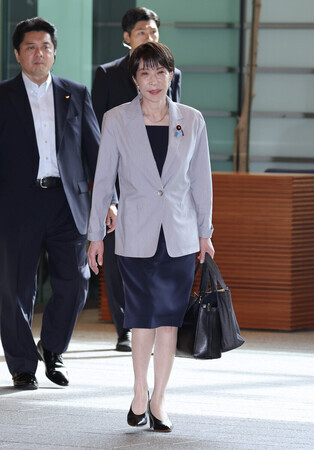 首相官邸に入る高市早苗首相=14日午前、東京・永田町