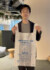 コメ由来のバイオマスプラスチックを使ったごみ袋を紹介するライスレジンの奥田真司ＣＯＯ＝６月３０日、東京都港区