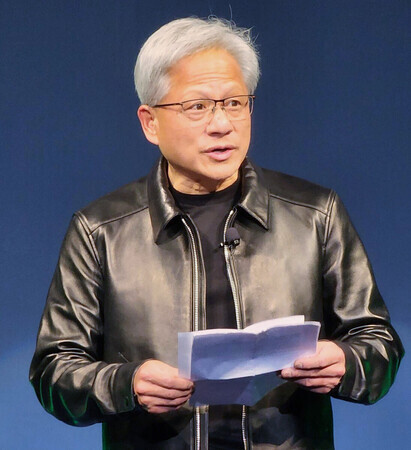 東京都内で開かれた説明会に登壇する米半導体大手エヌビディアのジェンスン・フアン最高経営責任者=16日午後、東京都港区