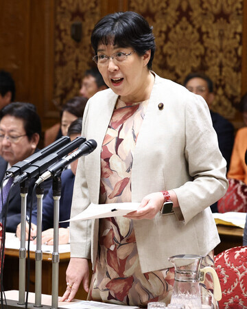参院予算委員会の集中審議で質問する立憲民主党の田名部匡代幹事長=17日午後、国会内