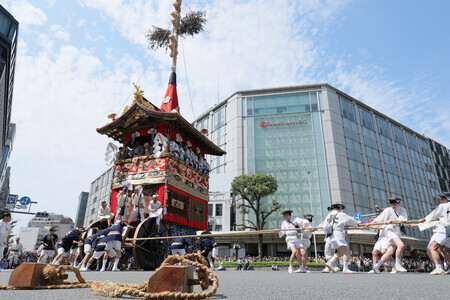 祇園祭の山鉾(やまほこ)巡行の辻回し=17日午前、京都市