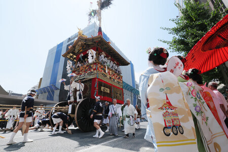 祇園祭最大の見せ場、山鉾(やまほこ)巡行=17日午前、京都市