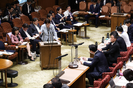参院予算委員会集中審議で答弁する高市早苗首相(中央左)=17日、国会内