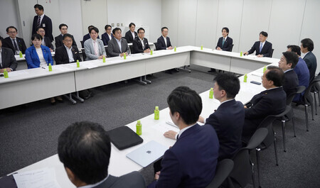 超党派の社会保障国民会議の実務者会議=22日午前、国会内