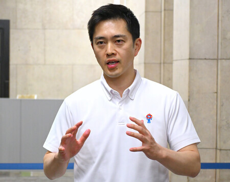 「副首都」創設法が成立し、取材に応じる日本維新の会の吉村洋文代表(大阪府知事)=24日午後、大阪府庁