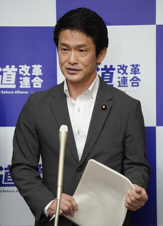 記者団の取材に応じる中道改革連合の小川淳也代表=29日午後、国会内