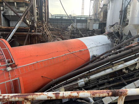 地震で倒壊した日本製紙八代工場の煙突=28日午後、熊本県八代市(八代広域行政事務組合消防本部提供)