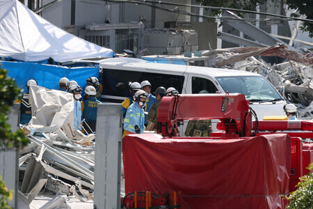 イオンモール熊本で救助活動を行う消防隊員ら=30日午前、熊本県嘉島町