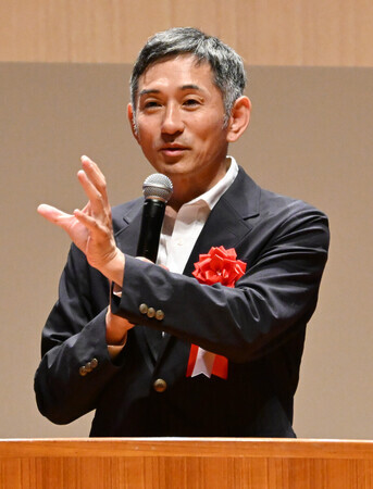 NIE全国大会で記念講演を行う元陸上選手の為末大氏=30日、広島市中区
