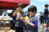 避難所でボランティアが振る舞ったかき氷を食べる子ども=30日午後、熊本県宇城市小川町