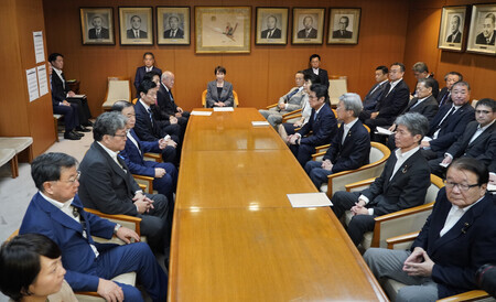 自民党の臨時役員会に臨む高市早苗首相(奥中央)ら=30日午前、東京・永田町の同党本部