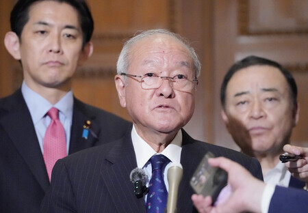 記者団の取材に応じる自民党の鈴木俊一幹事長(中央)=30日午後、国会内