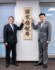 新設された国家情報局の看板を掛ける木原稔官房長官（右）と原和也同局長。看板は木原氏が揮毫（きごう）した＝３１日、東京・永田町（内閣広報室提供）