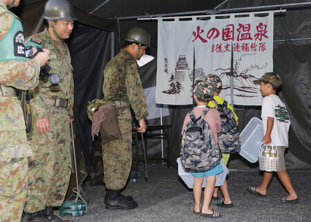 自衛隊が避難所に設置した仮設の入浴施設を利用する子どもたち=31日午後、熊本市