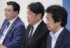 自民党の税制調査会と社会保障制度調査会の合同会議を終え、記者団の取材に応じる小野寺五典税調会長（中央）＝３日午後、東京・永田町の同党本部