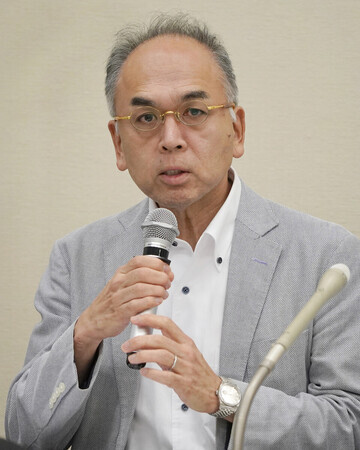 国旗損壊処罰法廃止を求める声明を発表する早大の愛敬浩二教授=4日午後、国会内
