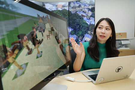 ゲーム「マインクラフト」を活用し平和学習のワークショップを行う、東大大学院の片山実咲さん=7月11日、東京都文京区