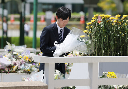 原爆死没者慰霊碑に供花される秋篠宮家の長男悠仁さま=7日午前、広島市中区