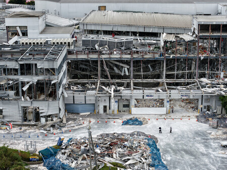 地震の発生後に起きた爆発で建物が激しく損傷、7人が死亡した「イオンモール熊本」=10日午前、熊本県嘉島町(小型無人機で撮影)