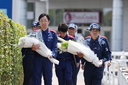 爆発事故で7人が死亡した「イオンモール熊本」へ献花に訪れた熊本県の木村敬知事(手前左)=11日午後、同県嘉島町