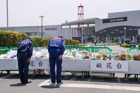 爆発事故で7人が死亡した「イオンモール熊本」で献花し、一礼する熊本県の木村敬知事(右)=11日午後、同県嘉島町