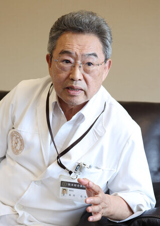 インタビューに答える熊本総合病院の島田信也病院長=10日、熊本県八代市