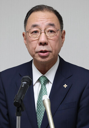 検事総長就任記者会見に臨む川原隆司氏=12日午後、東京都千代田区