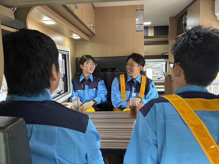キャンピングカーで休憩する西武鉄道の係員(同社提供)