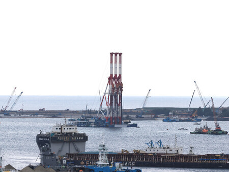 地盤改良工事で海底にくいを打ち込む作業船=2025年1月、沖縄県名護市辺野古沖