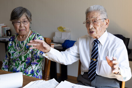 芙蓉部隊の体験を振り返る渋谷一男さん(右)。左は美濃部正氏の長女中野桂子さん=5月17日、静岡県島田市