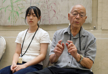 全国戦没者追悼式を前に、取材に応じる青少年献花者の金井里紗さん(左)と祖父の勲さん=14日、東京都千代田区