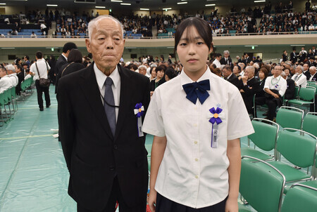 献花を終えた青少年献花者の金井里紗さん(右)と祖父の勲さん=15日午後、東京都千代田区