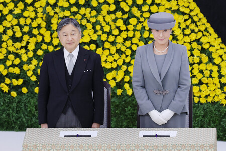 全国戦没者追悼式に臨まれる天皇、皇后両陛下=15日午前、東京都千代田区