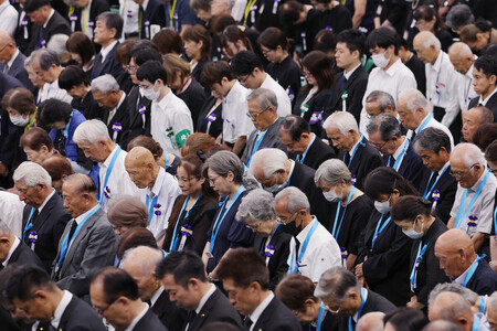 全国戦没者追悼式で黙とうする参列者=15日正午、東京都千代田区