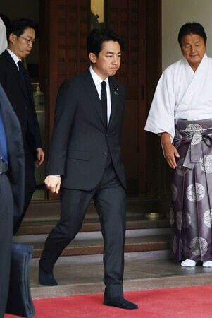 靖国神社参拝を終えた小泉進次郎防衛相(中央)=15日午前、東京都千代田区