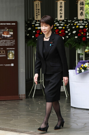 千鳥ケ淵戦没者墓苑に献花した高市早苗首相=15日午前、東京都千代田区
