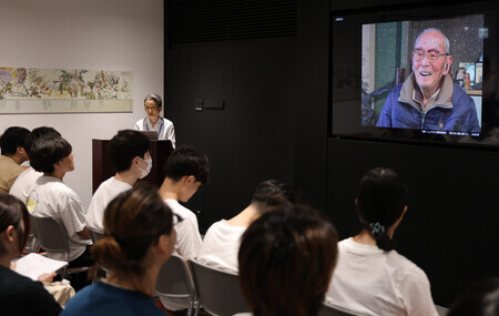 戦争で左脚を失った元軍人について講話する中平裕子さん(左奥)=7月7日、東京都千代田区のしょうけい館