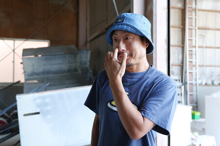 地震で作業小屋が倒壊し、言葉に詰まるイ草農家の大岩浩太郎さん=14日、熊本県八代市
