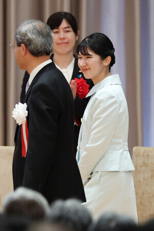 第37回半導体物理国際会議の開会式に臨まれる天皇、皇后両陛下の長女愛子さま=17日午前、東京都新宿区