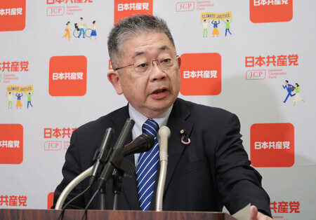記者会見する共産党の小池晃書記局長=17日午後、国会内