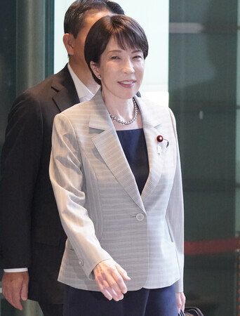 首相官邸に入る高市早苗首相=18日午前、東京・永田町