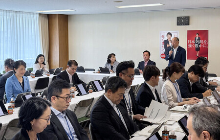 自民党本部で開かれた同党の外交部会・外交調査会合同会議=21日午前、東京・永田町の同党本部