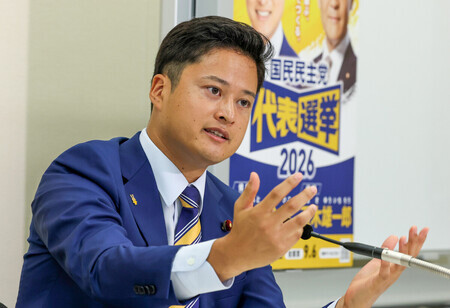 国民民主党の代表選候補者合同インタビューに応じる橋本幹彦氏=21日、国会内