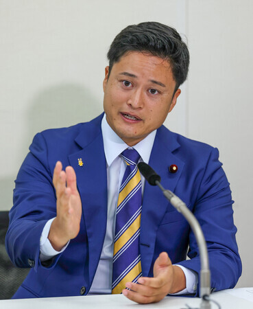 国民民主党の代表選候補者合同インタビューに応じる橋本幹彦氏=21日、国会内
