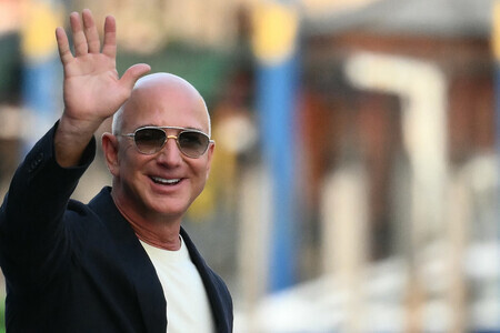 米アマゾン・ドット・コム創業者のジェフ・ベゾス氏=2025年6月、伊ベネチア(AFP時事)
