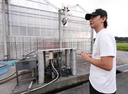 地震の影響で濁った水が出る井戸を見せるトマト農家の池田将宏さん=20日、熊本県八代市