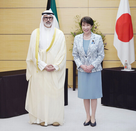 クウェートのジャッラーハ外相(左)の表敬を受ける高市早苗首相=26日午後、首相官邸