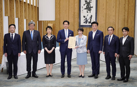 自民党の小林鷹之政調会長(中央左)から熊本地震に関する提言書を受け取る高市早苗首相(同右)=26日午後、首相官邸