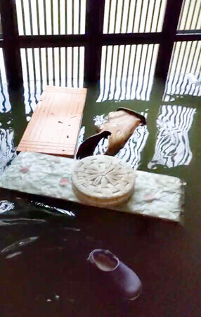 大雨の影響で浸水した住宅内=27日午前8時半ごろ、富山県氷見市(住民提供)