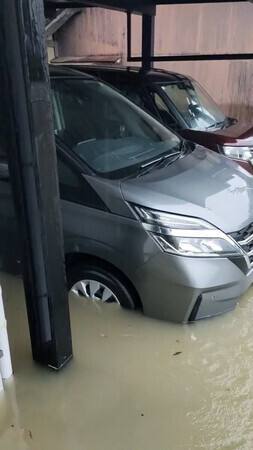 大雨の影響で水に浸かった車=午前8時半ごろ、富山県氷見市(住民提供)